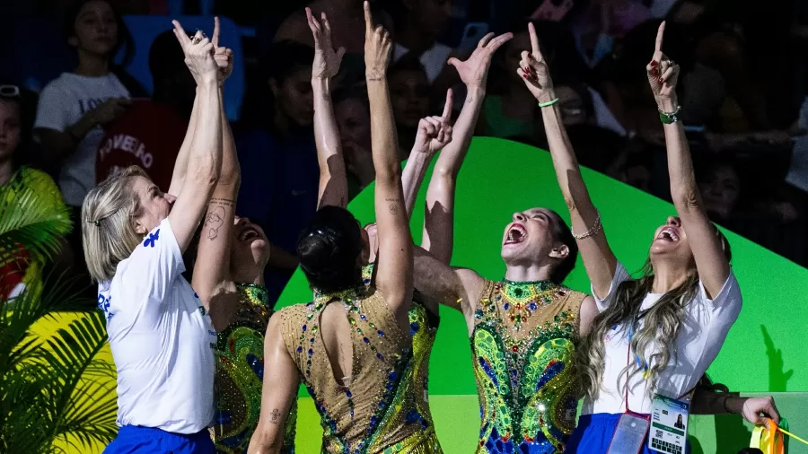 Conjunto do Brasil celebra após apresentação no Mundial de Ginástica Rítmica - (Imagem: Ivan Carvalho/CBG)