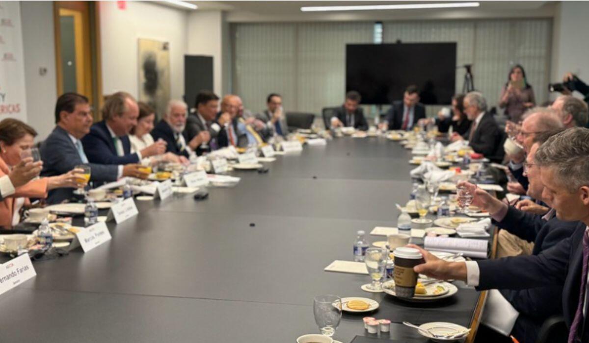 Parlamentares que receberam senadores brasileiros tentam barrar tarifaço de Trump