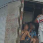 Jovens em baú de caminhão