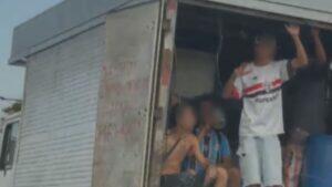Jovens em baú de caminhão