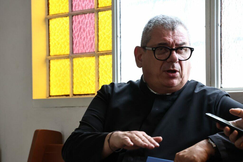 Padre Marcelo na Capela do Milagre - (Foto: Madu Livramento, Midiamax)