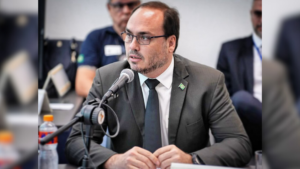 Em vídeo, Flávio Bolsonaro comemora chegada de Azambuja ao PL
