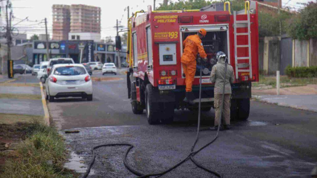 Equipe do Corpo de Bombeiros foi acionada para combater as chamas (Pietra Dorneles, Midiamax)
