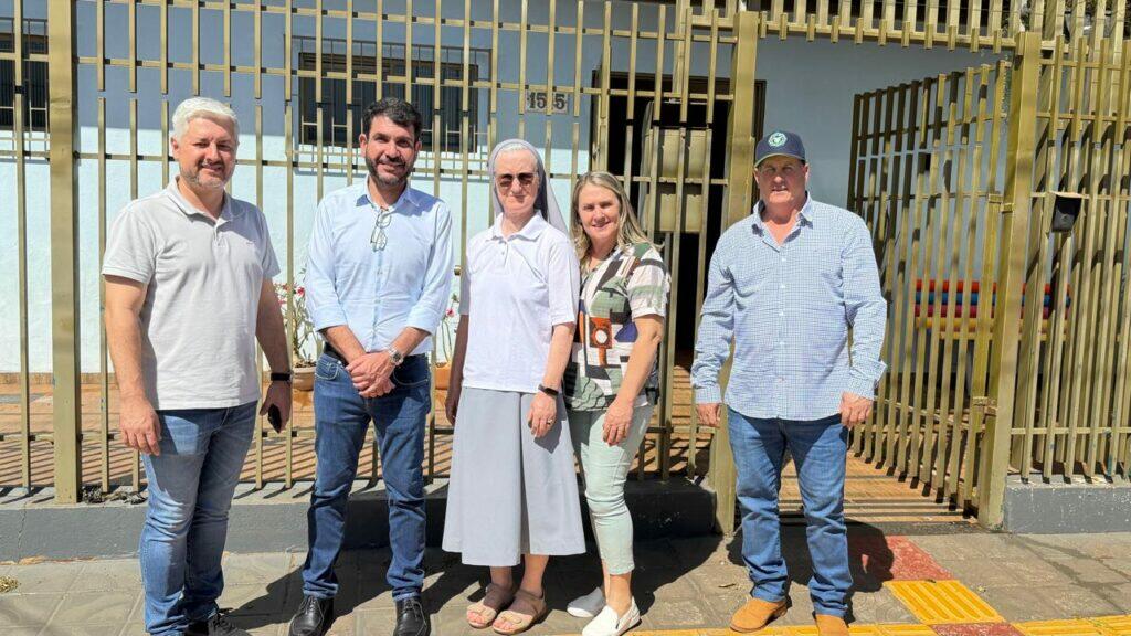 Deputado visita escola, centro educacional e comércio local em Itaquiraí