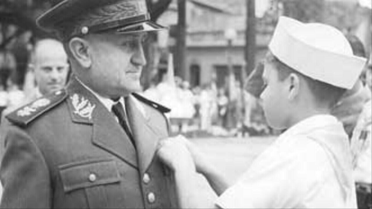 O trem que conduz o presidente da República, general Eurico Gaspar Dutra, chegou a esta cidade às 0,40 horas