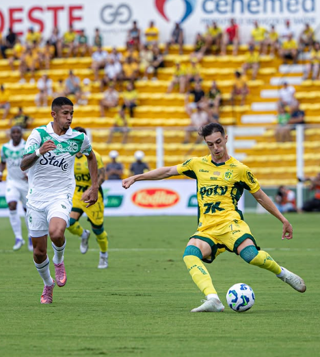 Jogadores em campo - (Foto: JP Pinheiro/Agência Mirassol)