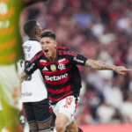 Jogadores em campo - (Foto: Redes Sociais Oficiais do Flamengo)