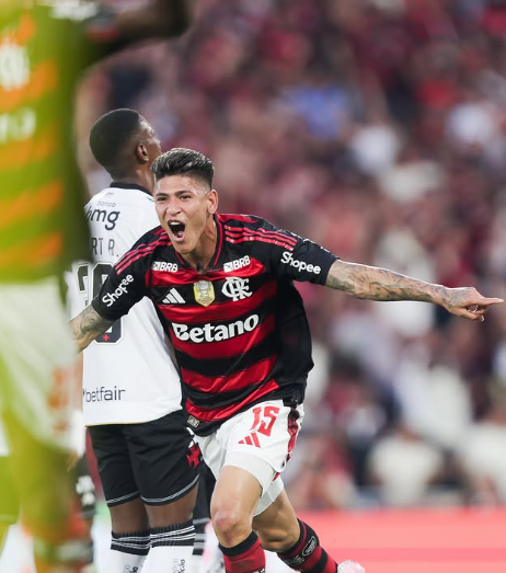 Jogadores em campo - (Foto: Redes Sociais Oficiais do Flamengo)