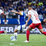 Lucas Silva marcou um golaço para empatar o jogo entre Cruzeiro e Bragantino pelo Brasileirão • Gustavo Aleixo/Cruzeiro