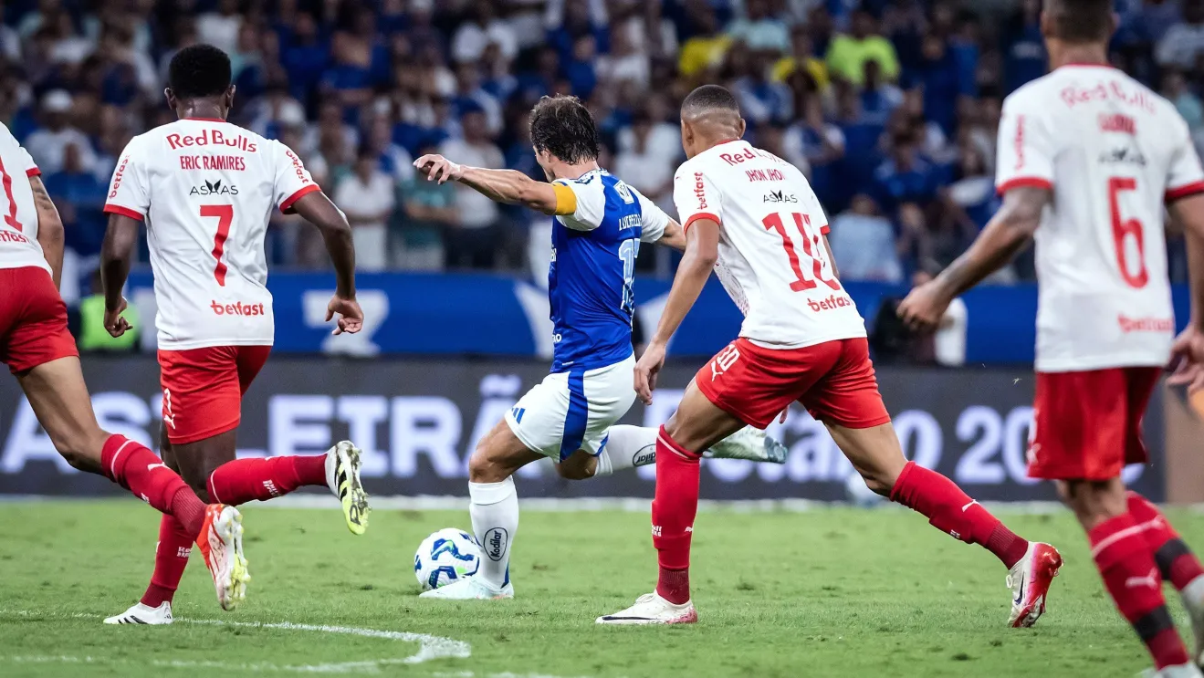 Lucas Silva marcou um golaço para empatar o jogo entre Cruzeiro e Bragantino pelo Brasileirão • Gustavo Aleixo/Cruzeiro