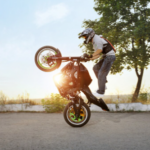 empinando moto