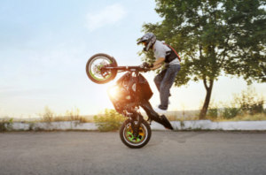 empinando moto