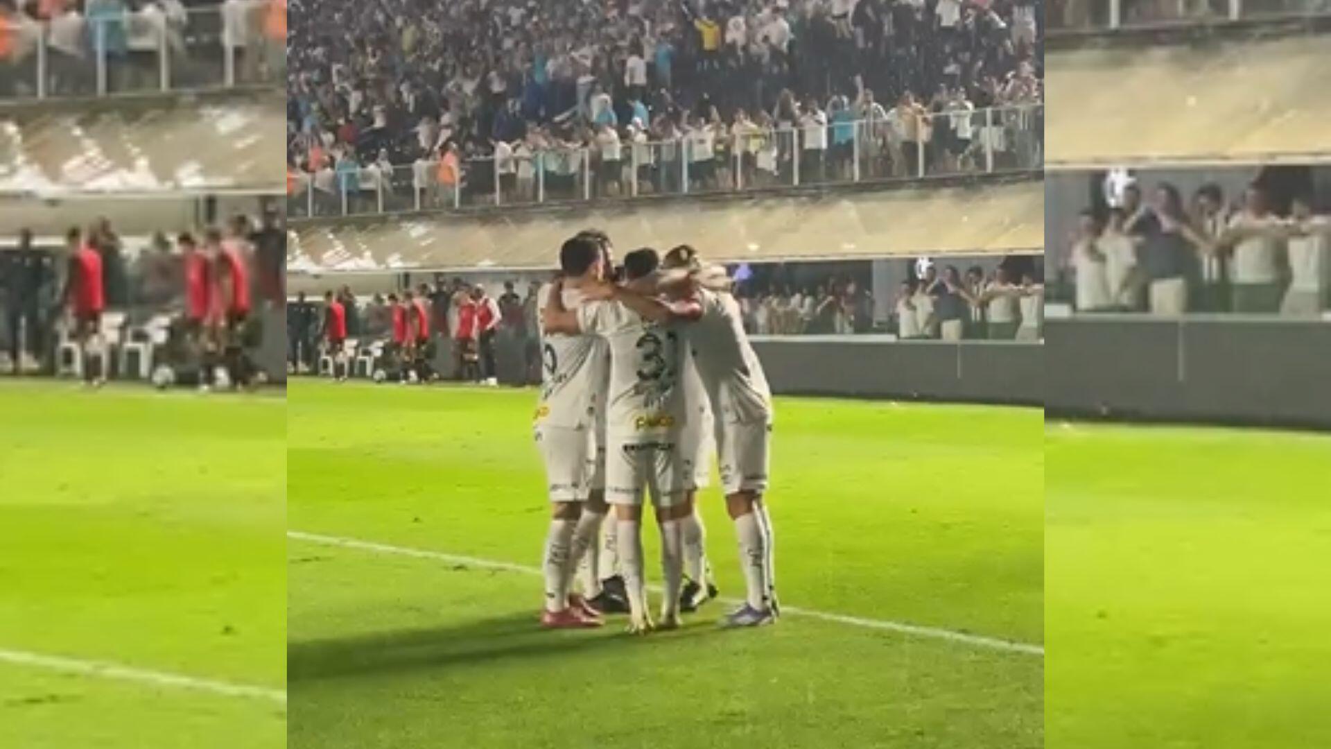 Jogadores comemorando a vitória - (Foto: Reprodução das Redes Sociais)