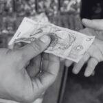 Caixa dando troco em dinheiro para cliente - (Foto: Arquivo Midiamax)