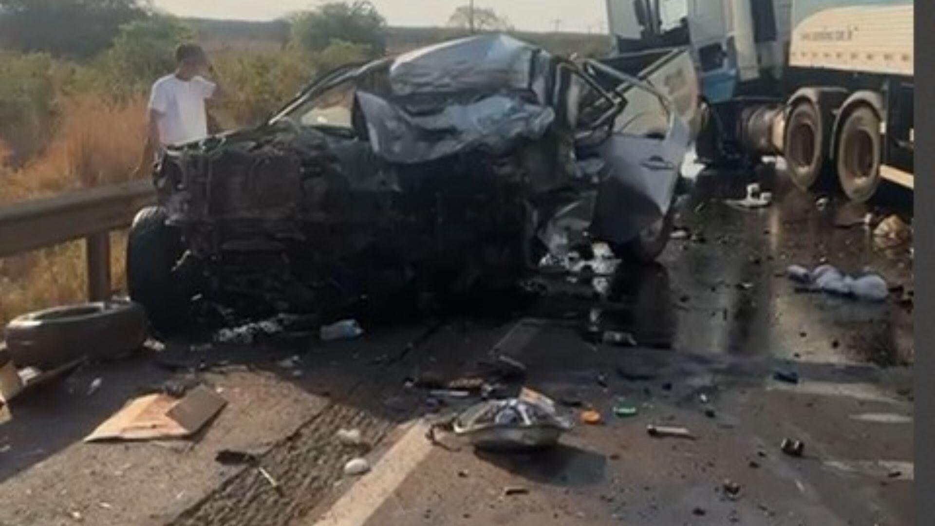 Motorista morre preso às ferragens após acidente entre Hilux e carreta na BR-158 em MS