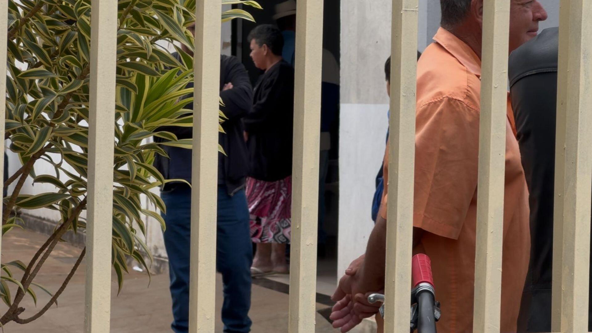Familiares se despedem de Nira (Henrique Arakaki / Jornal Midiamax)
