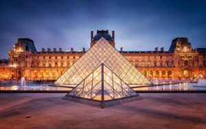 Primeiras imagens de ação de criminosos do Louvre são divulgadas