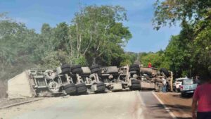 Carreta tombada
