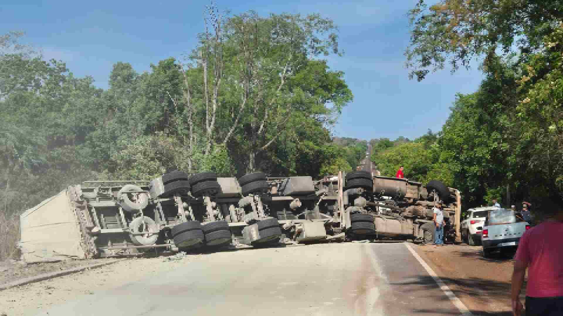 Carreta tombada