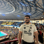 Matheus Martins foi uniformizado para assistir final feminina da Supercopa no Guanandizão - (Foto: Julia Rodrigues)