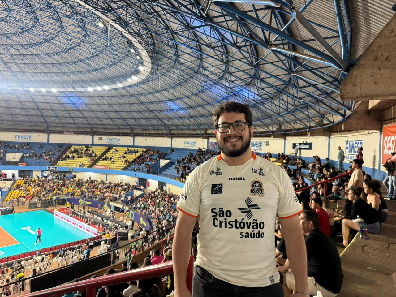 Matheus Martins foi uniformizado para assistir final feminina da Supercopa no Guanandizão - (Foto: Julia Rodrigues)