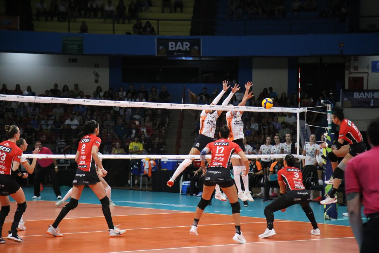 Sesi Bauru e Osasco São Cristóvão disputaram final feminina da Supercopa de Vôlei no Guanandizão