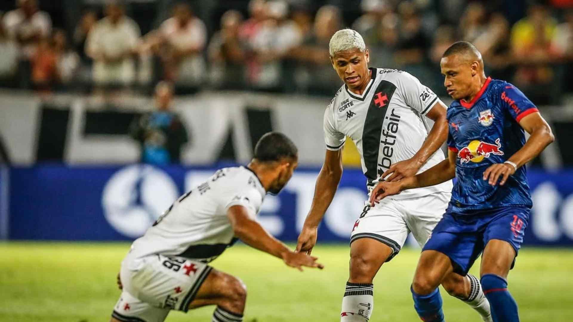 Vegetti brilha, Vasco bate Red Bull Bragantino e embala no Brasileirão