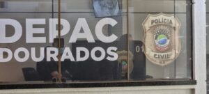 Após agredir esposa com socos e mordida, homem tenta estrangular animal de estimação em Dourados