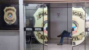 Briga por acidente e carro batido tem mulher agredida e caso vai parar na delegacia de Dourados 