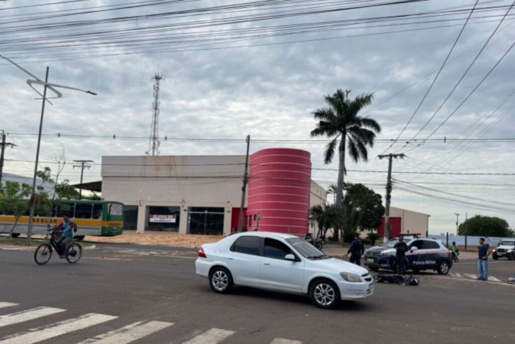 Adolescente de bicicleta elétrica é atingida por moto ao atravessar avenida Adolescente de bicicleta elétrica é atingida por moto ao atravessar avenida