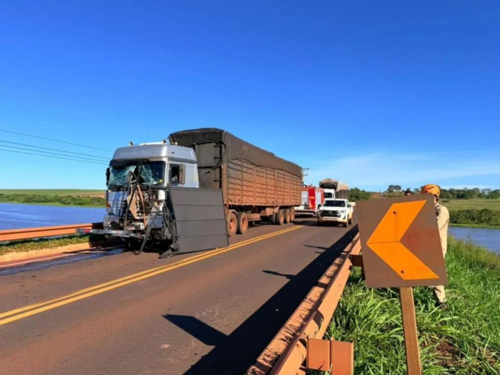 Carretinha se solta, invade contramão e atinge caminhão na MS-395