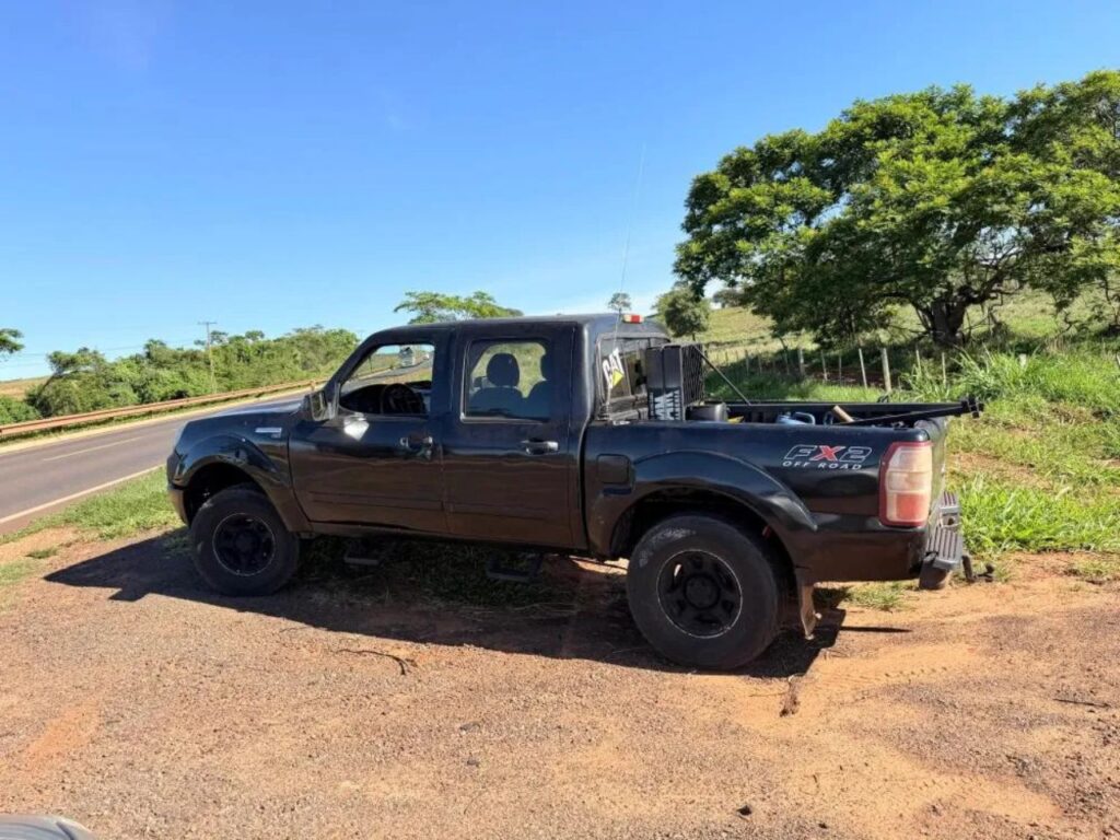 Carretinha se solta, invade contramão e atinge caminhão na MS-395