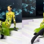 Modelo cai da escada em desfile e viraliza por reação inesperada: ‘Elegância’