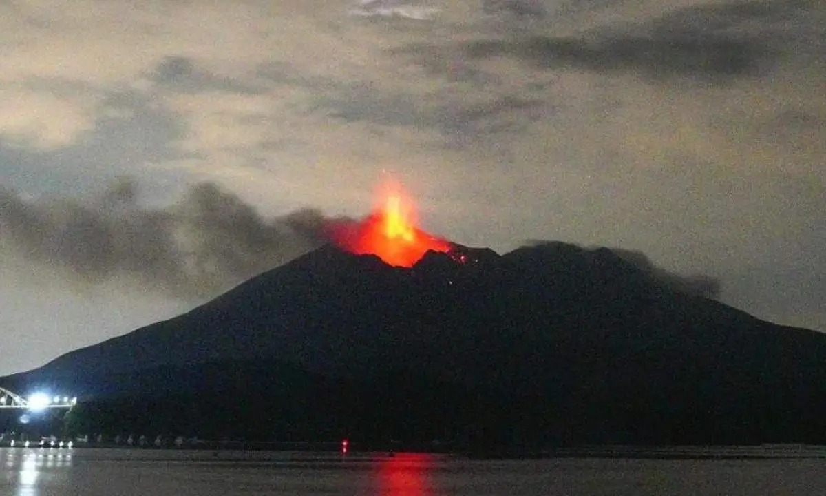 Japão tem voos cancelados após vulcão sofrer série de erupções na