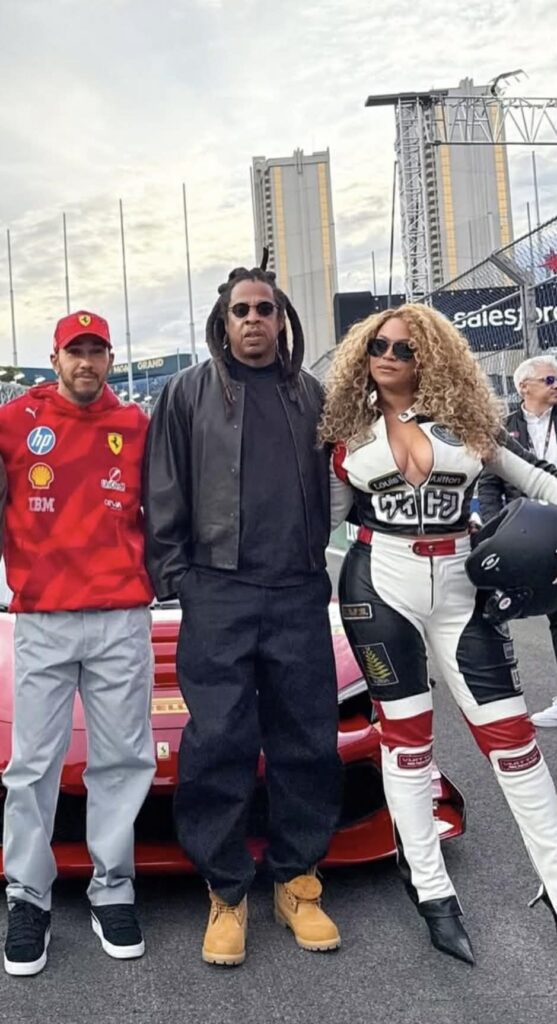 Beyoncé brilha no GP de Las Vegas com look em homenagem à Ferrari