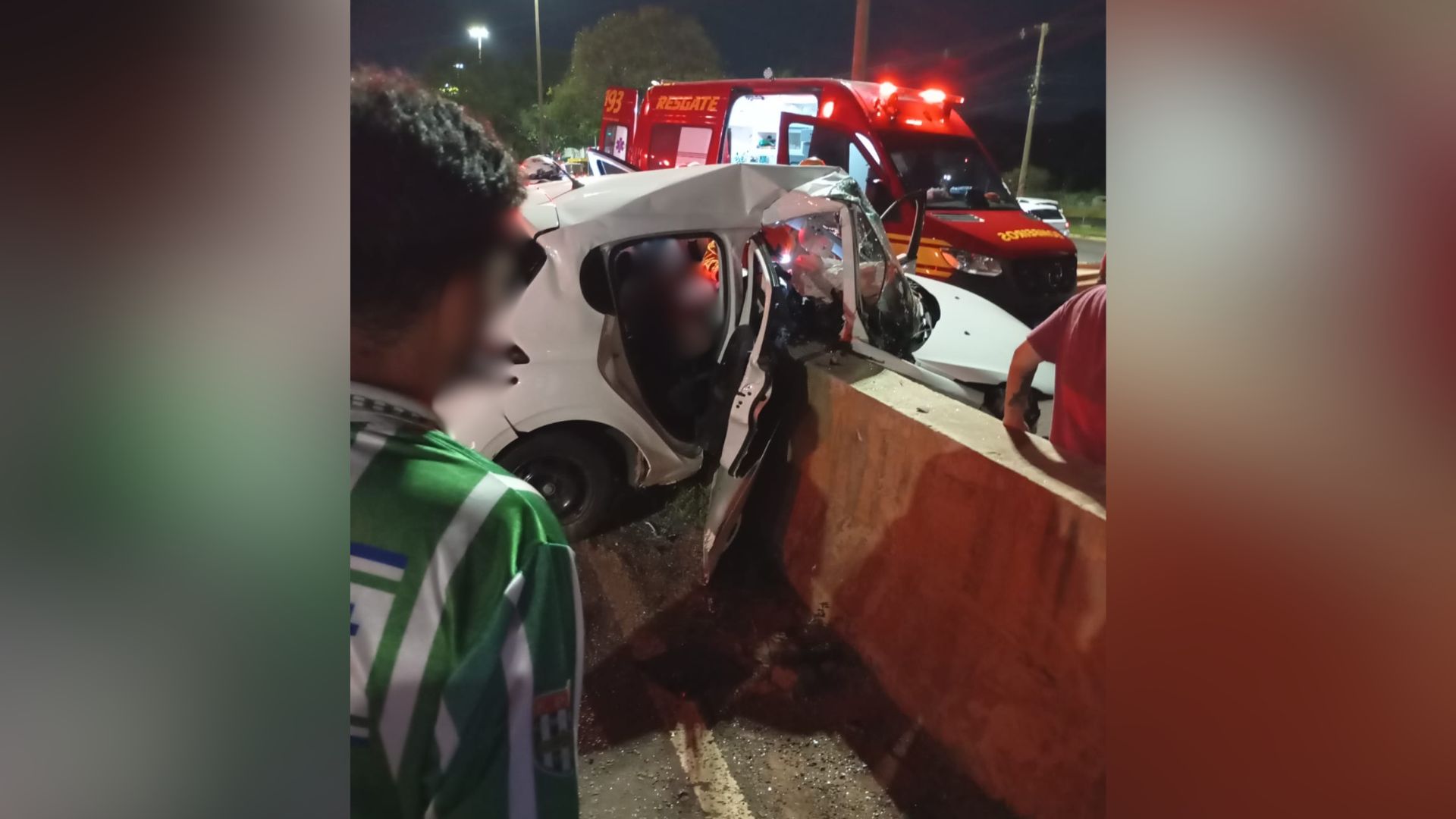 carro bate mureta avenida