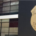Homem é preso por cárcere e arremessar para-brisa de carro contra mulher
