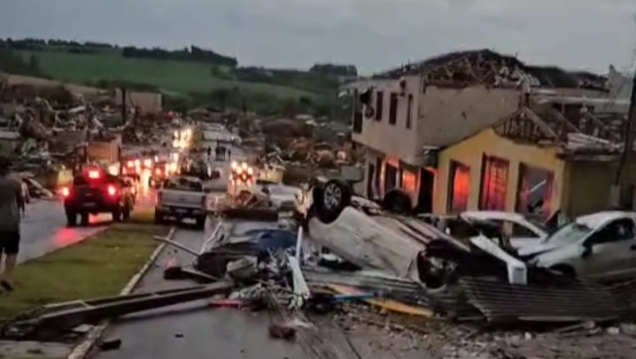 VÍDEO: tornado deixa rastro de destruição em cidade do Paraná