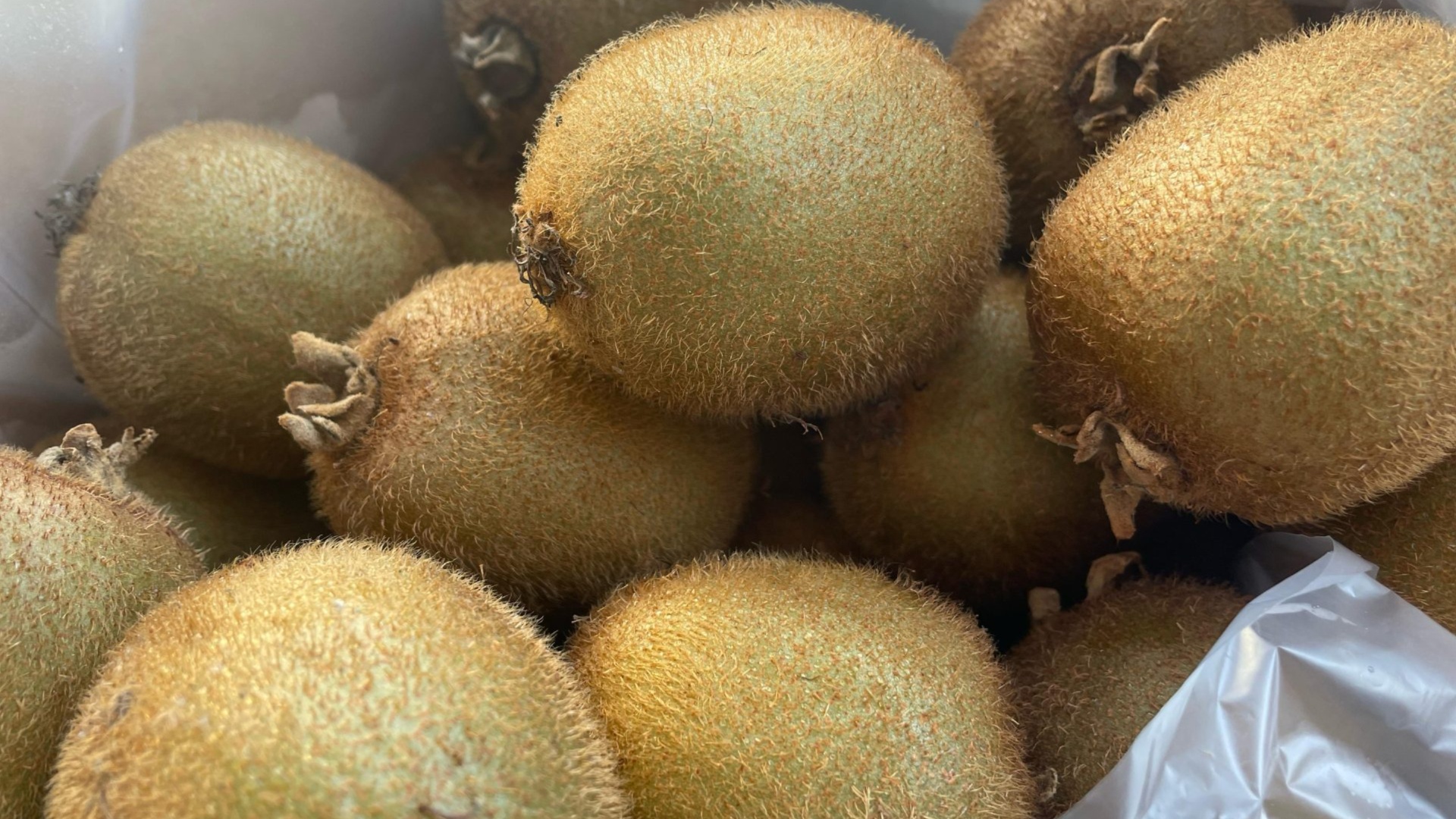 Já pensou nas frutas do Natal? Preço da caixa de kiwi chega a R