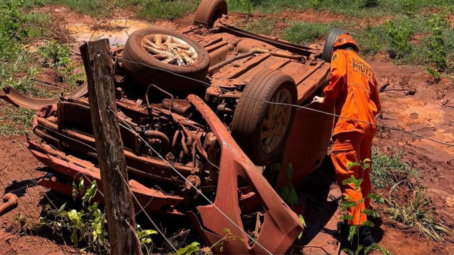 Carro capota e passageiros são resgatados por terceiros na MS-347