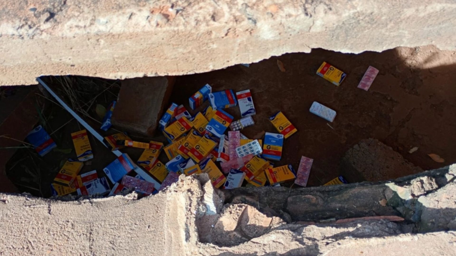 Moradores encontram diversas caixas de medicamentos em ‘buraco’ no interior de MS