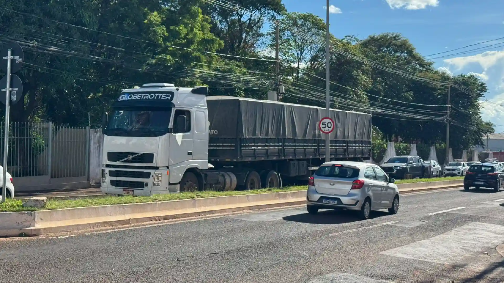 Carreta quebra duas vezes e deixa faixa da Zahran interditada por horas