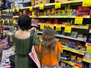 Em busca de economia, pais movimentam papelarias para garantir material escolar