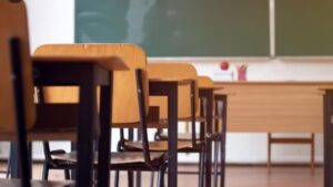 Funcionários denunciam escola particular por atraso no salário e no 13º