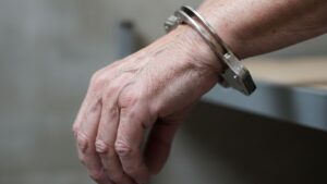 Avô que estuprou neta de 8 anos no Dia dos Pais é condenado a pagar R$ 10 mil à vítima