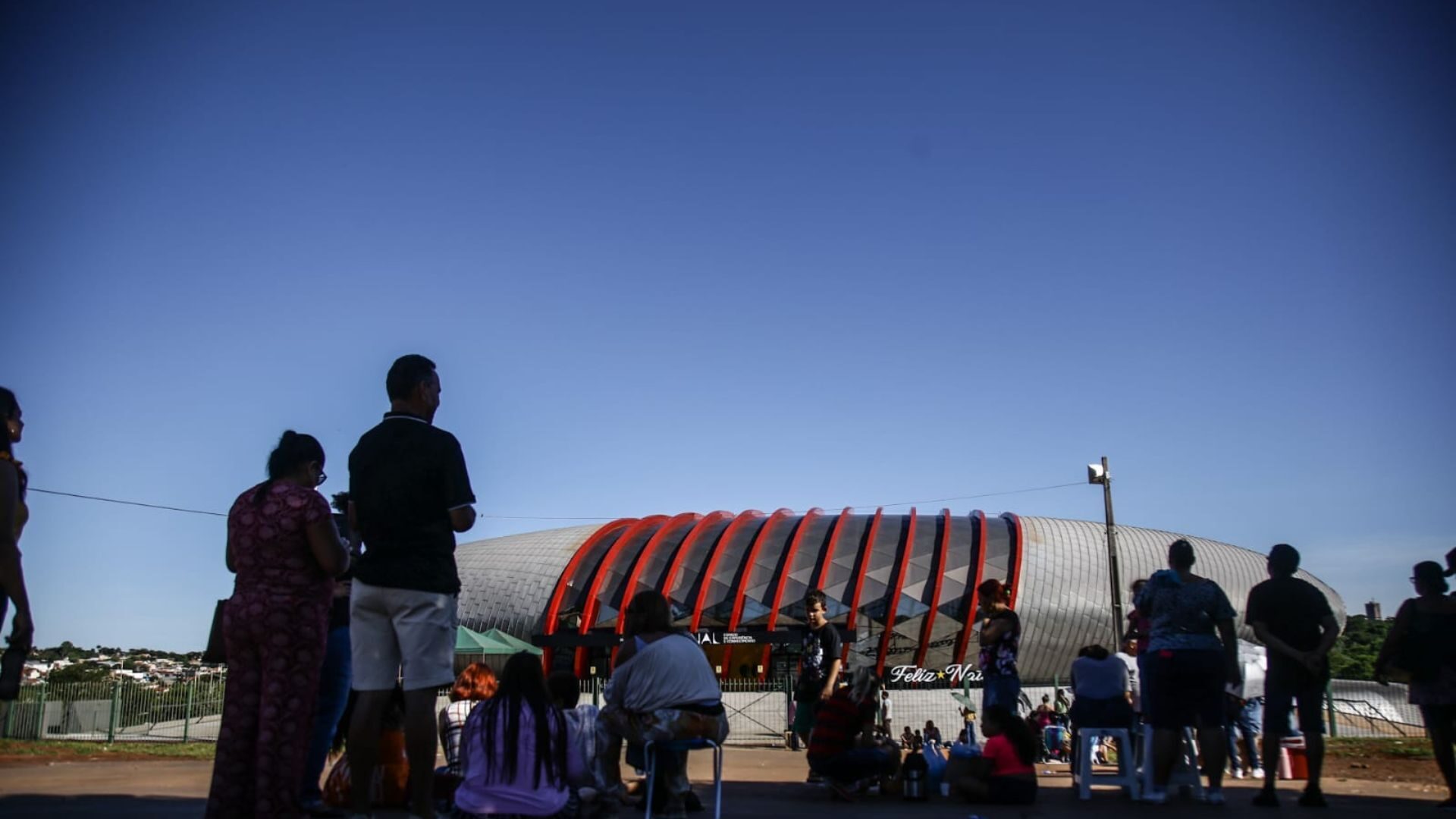 Fila para entrada no Bioparque Pantanal. (Henrique Arakaki, Jornal Midiamax)