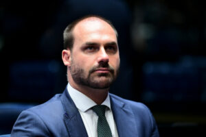 Moraes cobra explicações após Eduardo Bolsonaro afirmar que gravava evento para mostrar ao pai