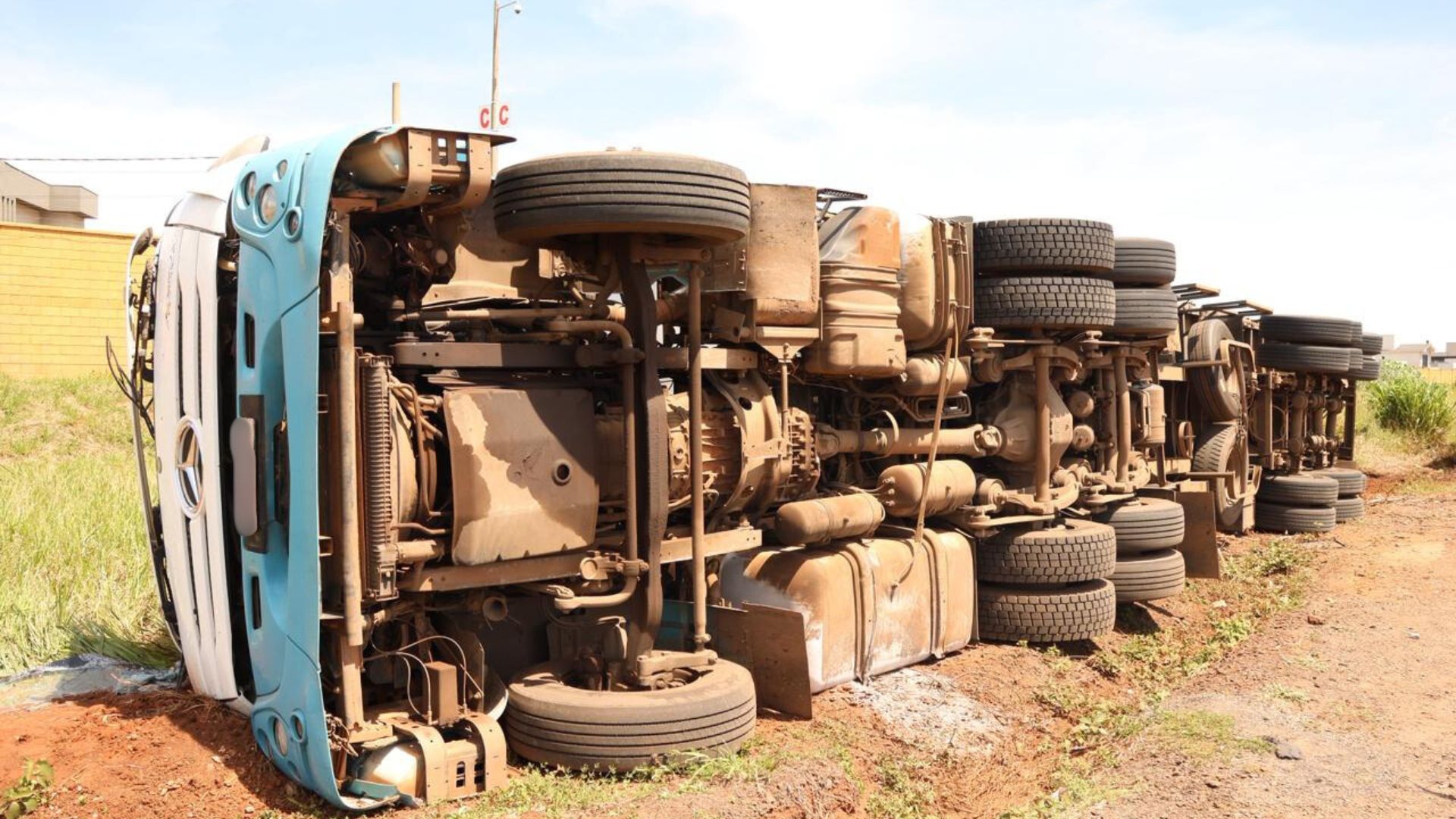 Carreta carregada de algodão tomba no macroanel e motorista é levado para a Santa Casa