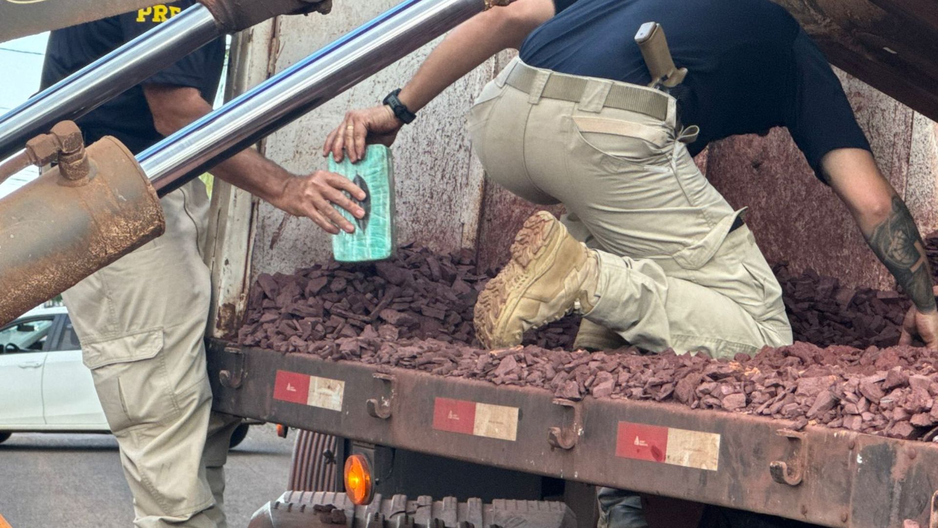 Motorista é preso com mais de 60 kg de cocaína escondidos em carga de minério de ferro Motorista é preso com mais de 60 kg de cocaína escondidos em carga de minério de ferro