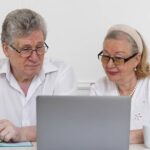 Você concorda? Vaga para idosos com salário de R$ 350 divide opiniões; entenda por que prática é ilegal